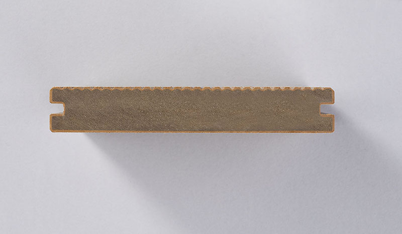 無垢形状になっているため中空材に比べ局部的な衝撃による割れに強く木材同等の加工ができ、施工しやすい材料です。
