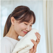 良い香りのするタオルを持つ女性