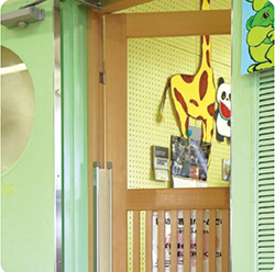 室外側（可動タイプ）：乳幼児向け教室入り口